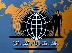 The Man from U.N.C.L.E. のロゴ。地球儀と男性シルエット、U.N.C.L.E.の文字