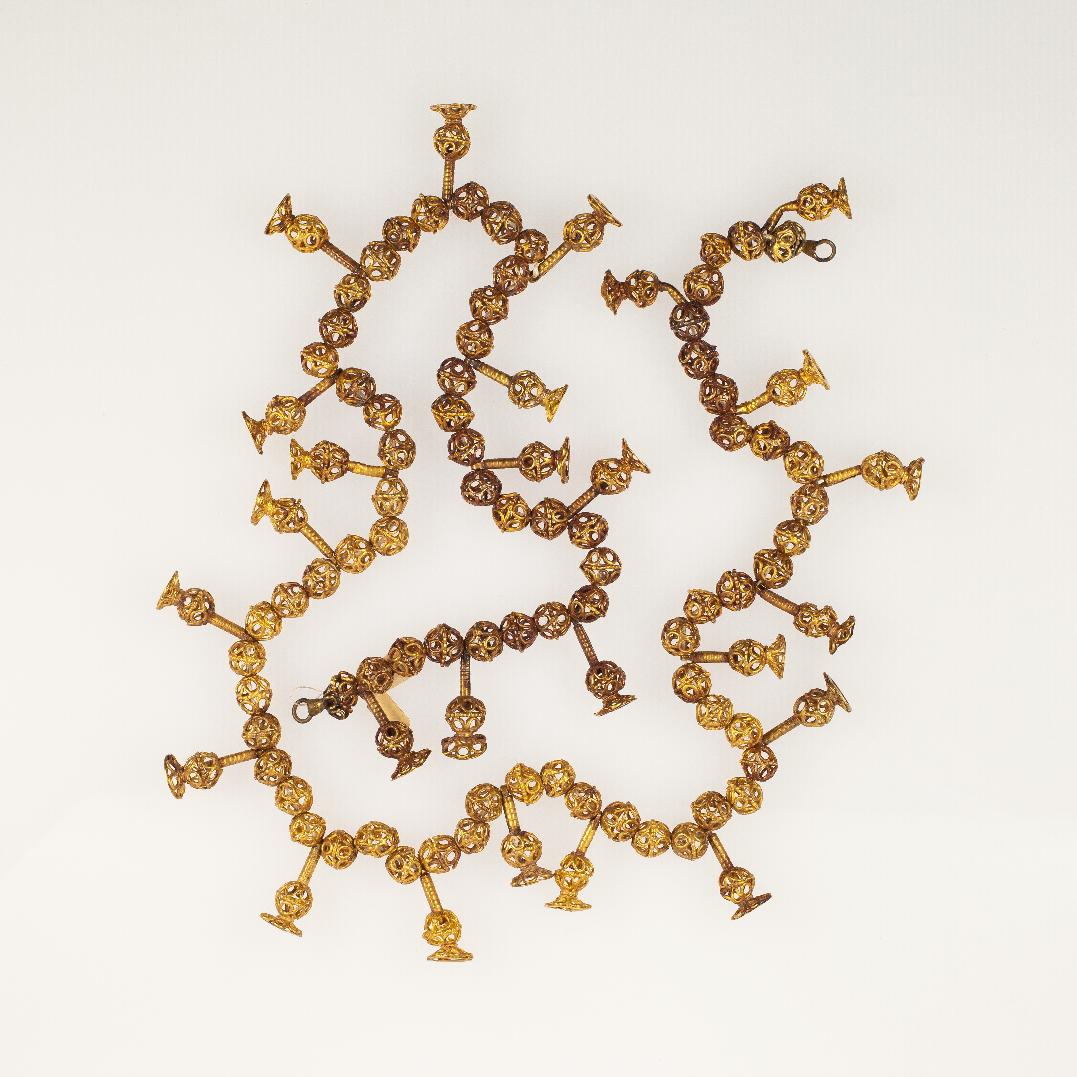 古代エジプトの金の首飾り — 金のフィリグリー首飾り（タウセルト王妃）（Necklace in Gold Filagree of Queen Tausret）。The Metropolitan Museum of Art所蔵のPD画像。
