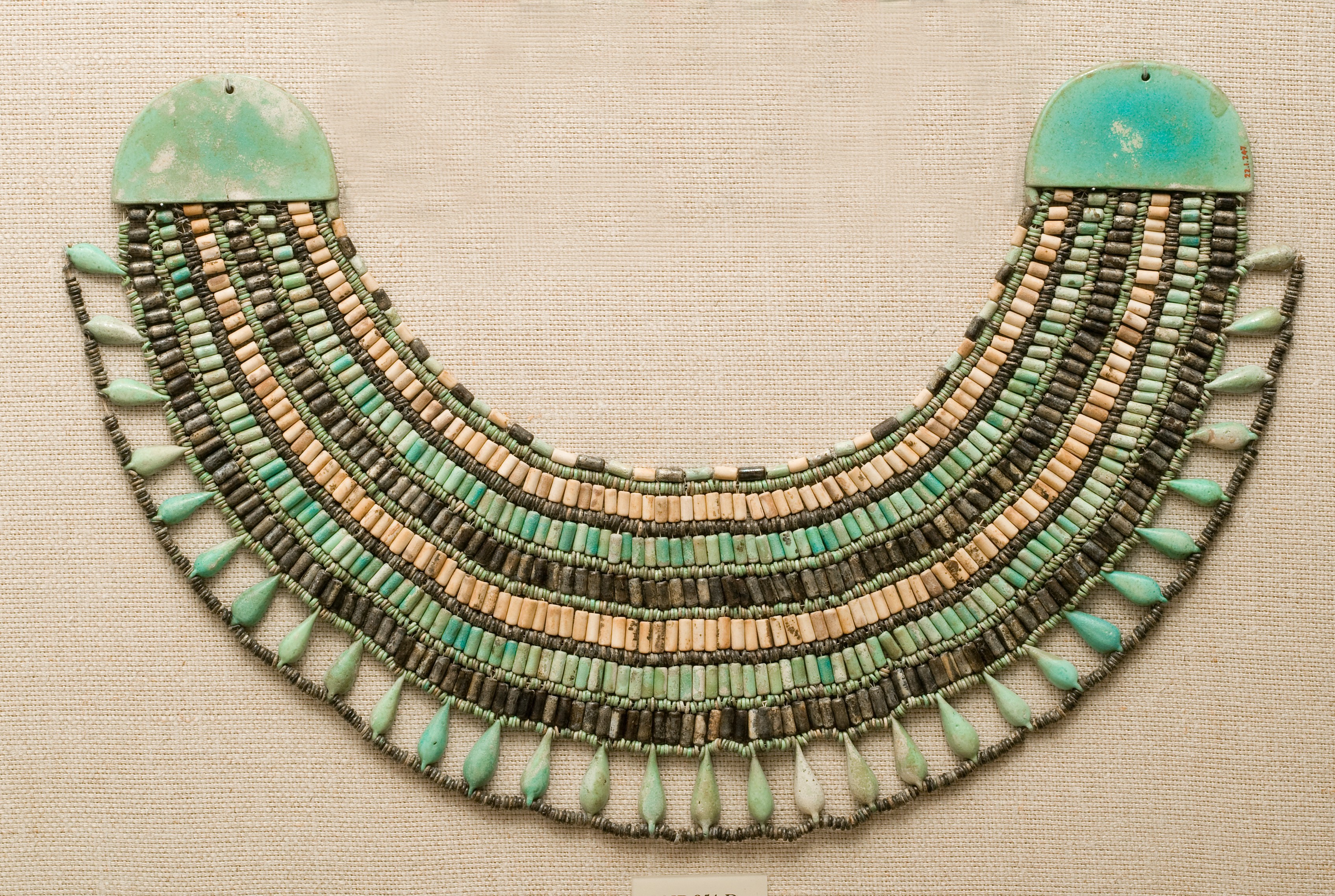 古代エジプトの首飾り — ブロードカラー（首飾り）（Broad Collar）。The Metropolitan Museum of Art所蔵のPD画像。