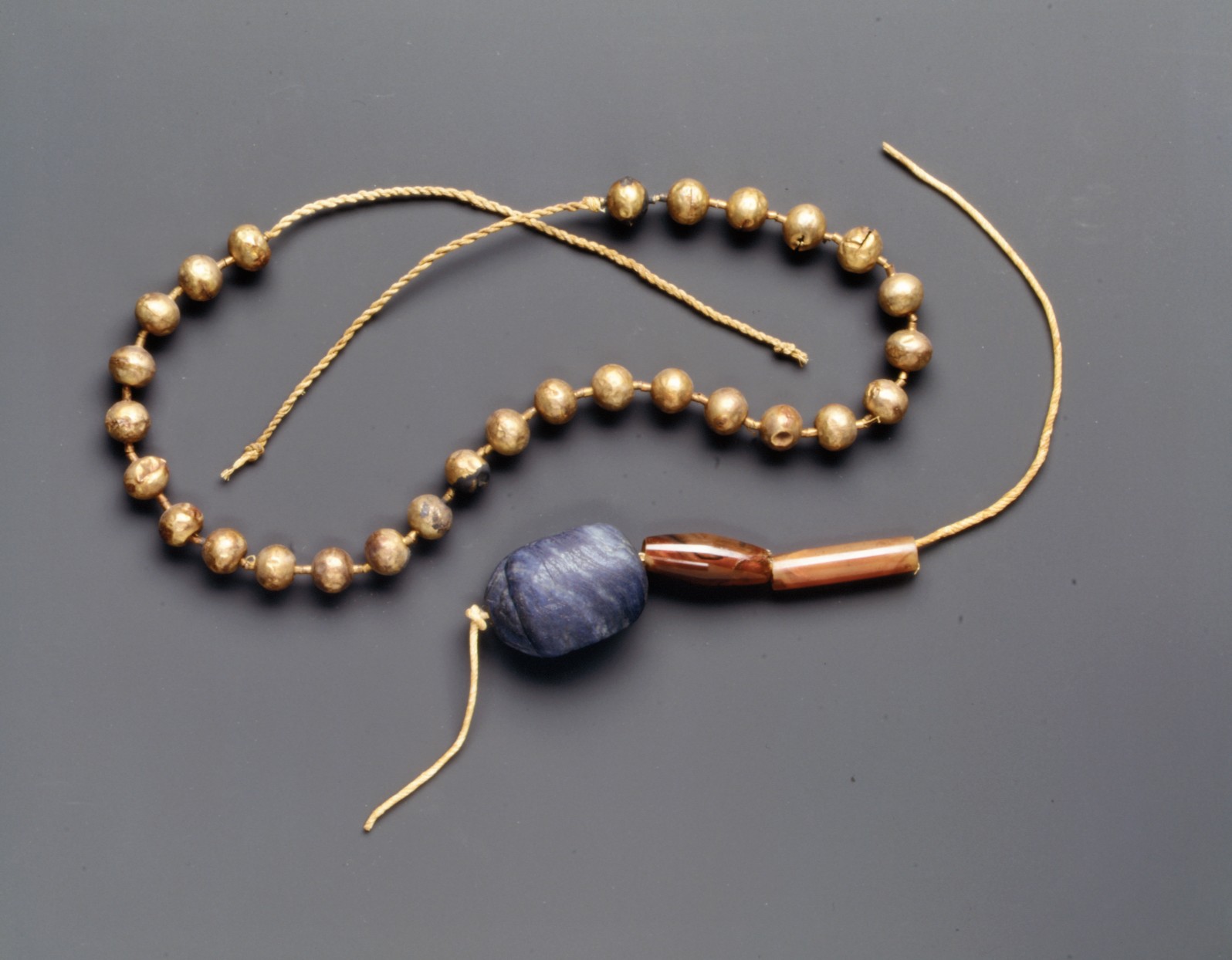古代エジプトのビーズ — 金のビーズの首飾り（Necklace of Gold Ball Beads）。The Metropolitan Museum of Art所蔵のPD画像。