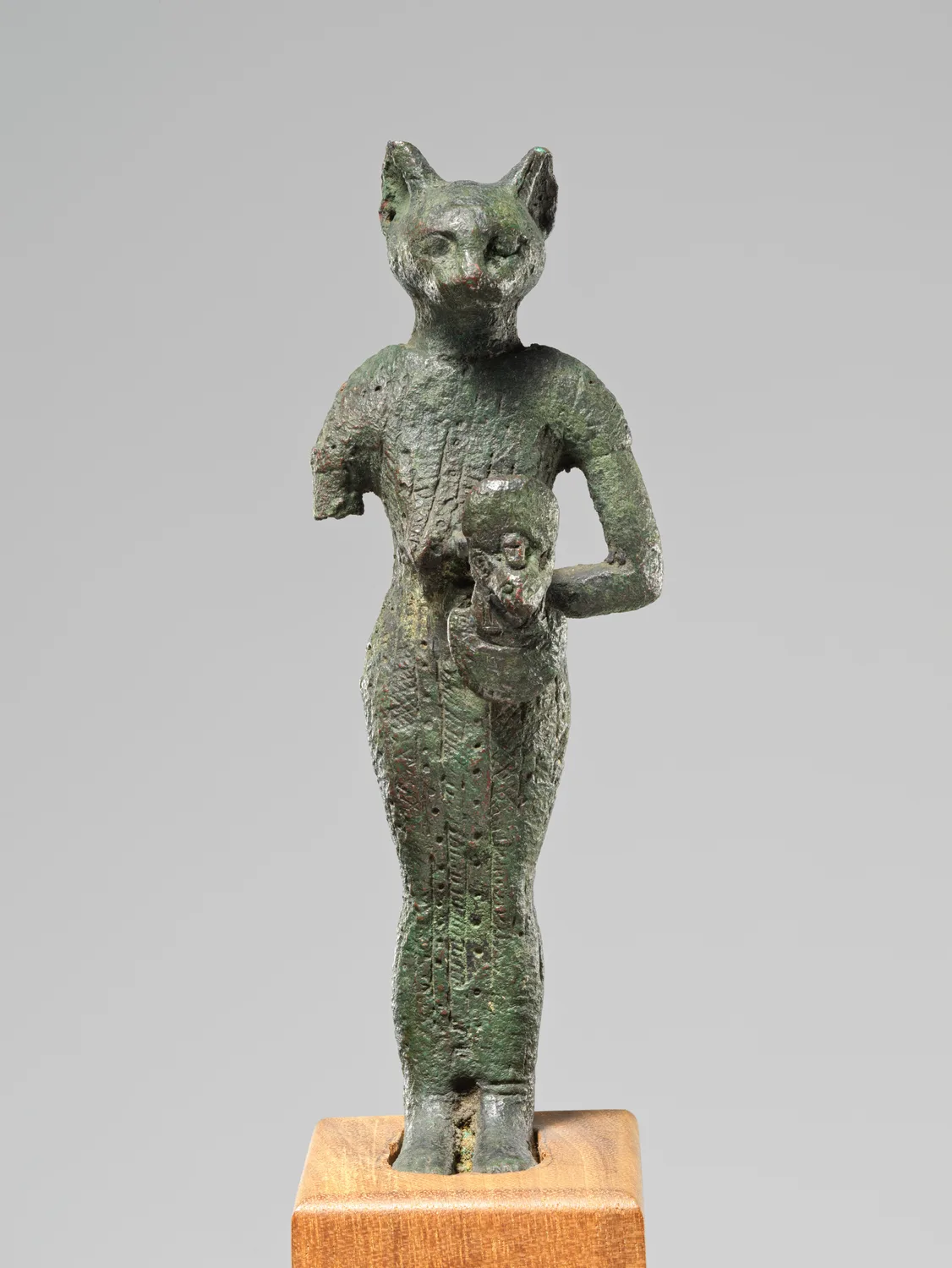 古代エジプトの装身具 — アギスと籠を捧げるバステト女神像