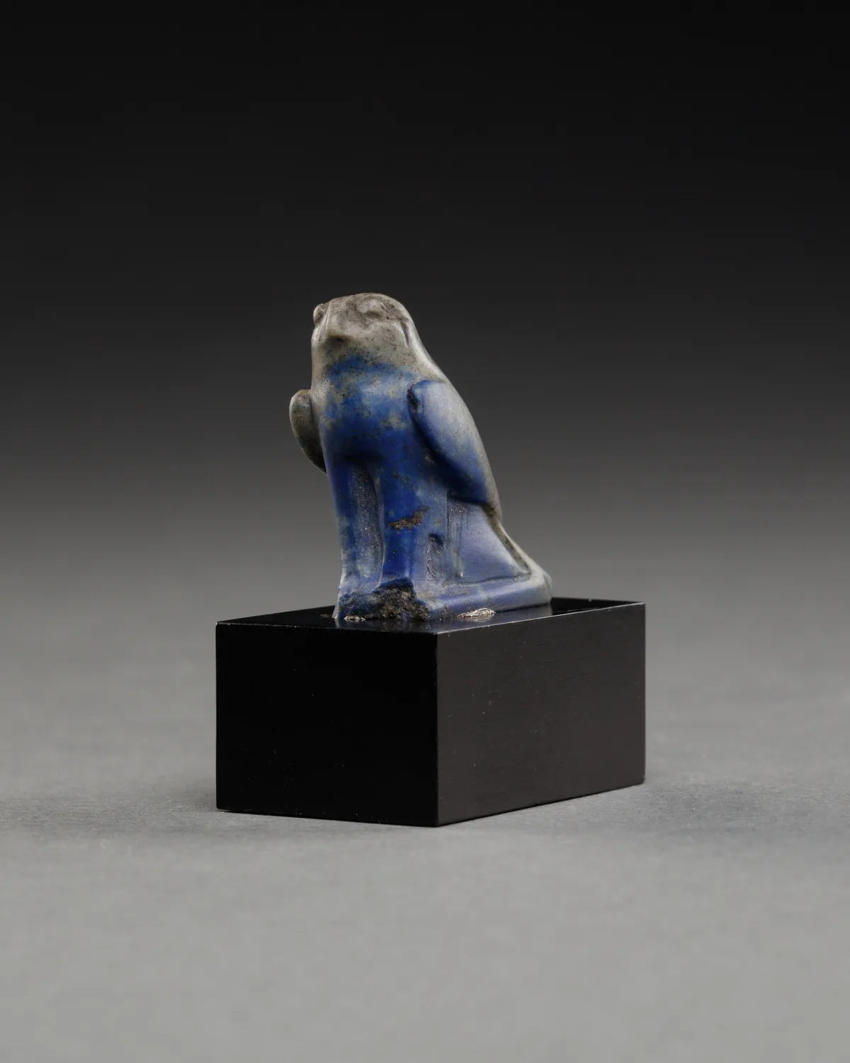 古代エジプトの装身具 — ラピスラズリの鷹形護符