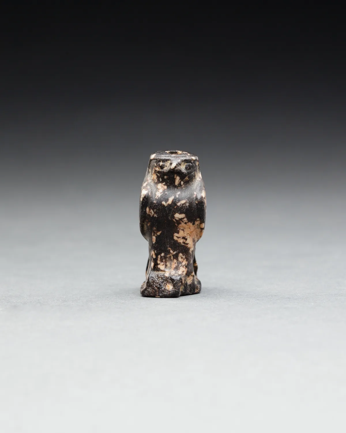 古代エジプトの装身具 — 花崗閃緑岩の鷹形護符