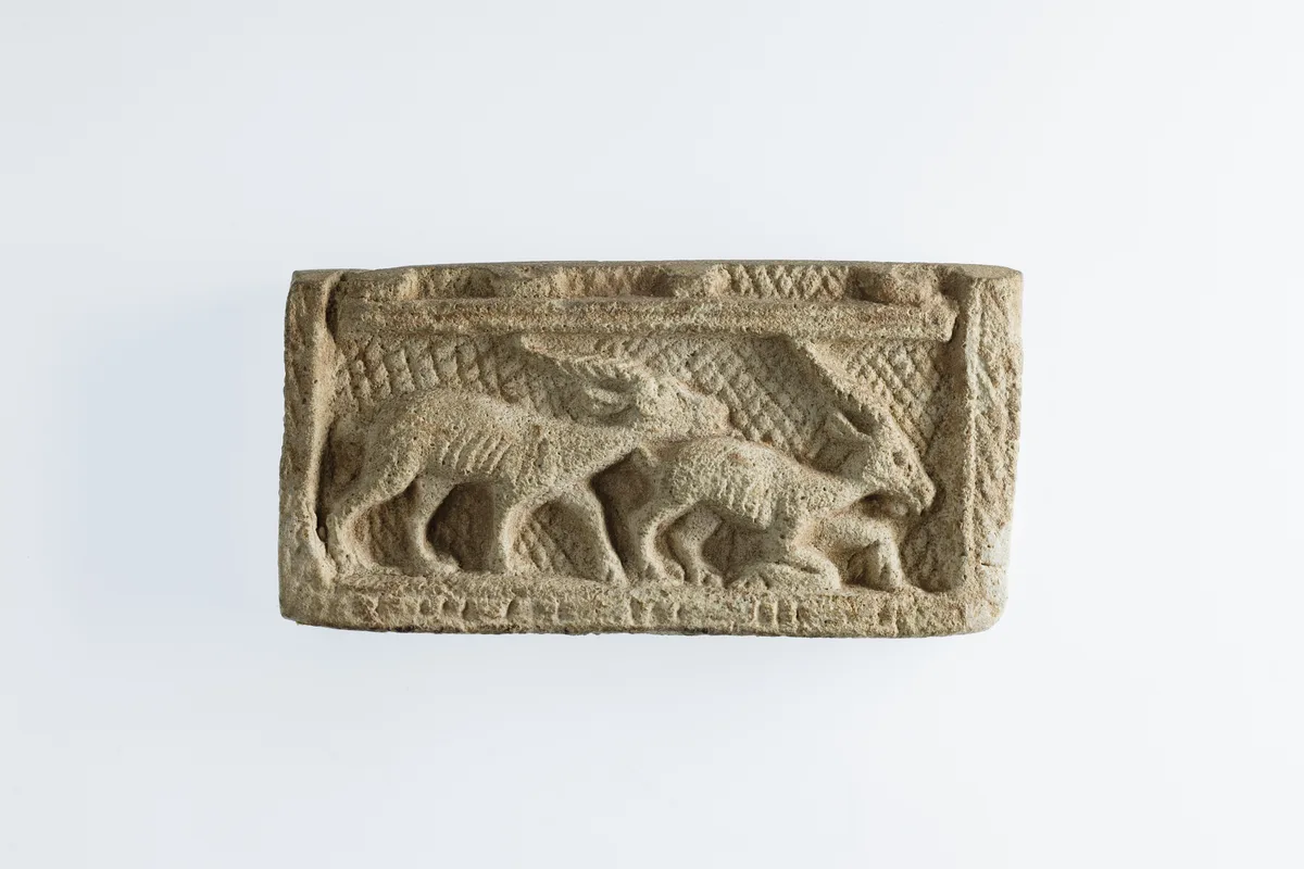 古代エジプトの装身具 — 両面にガゼルを表した小さな板