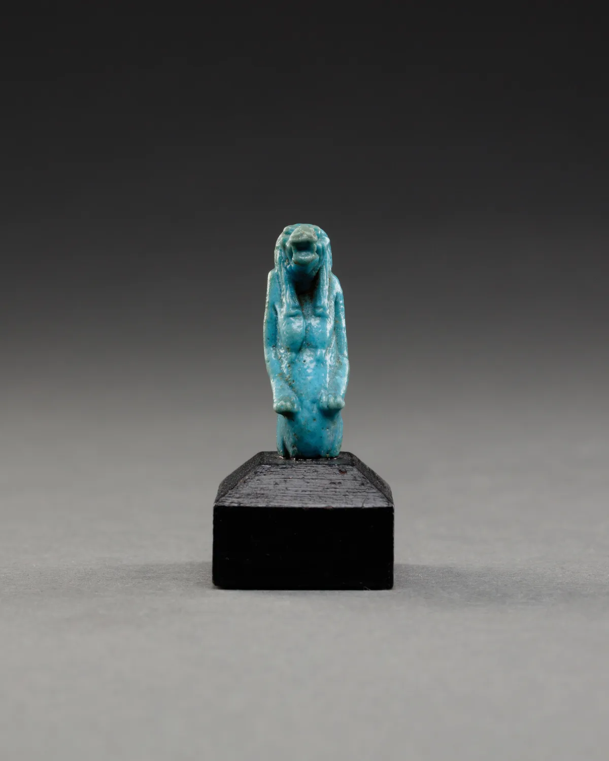 古代エジプトの装身具 — 河馬の女神像(断片)